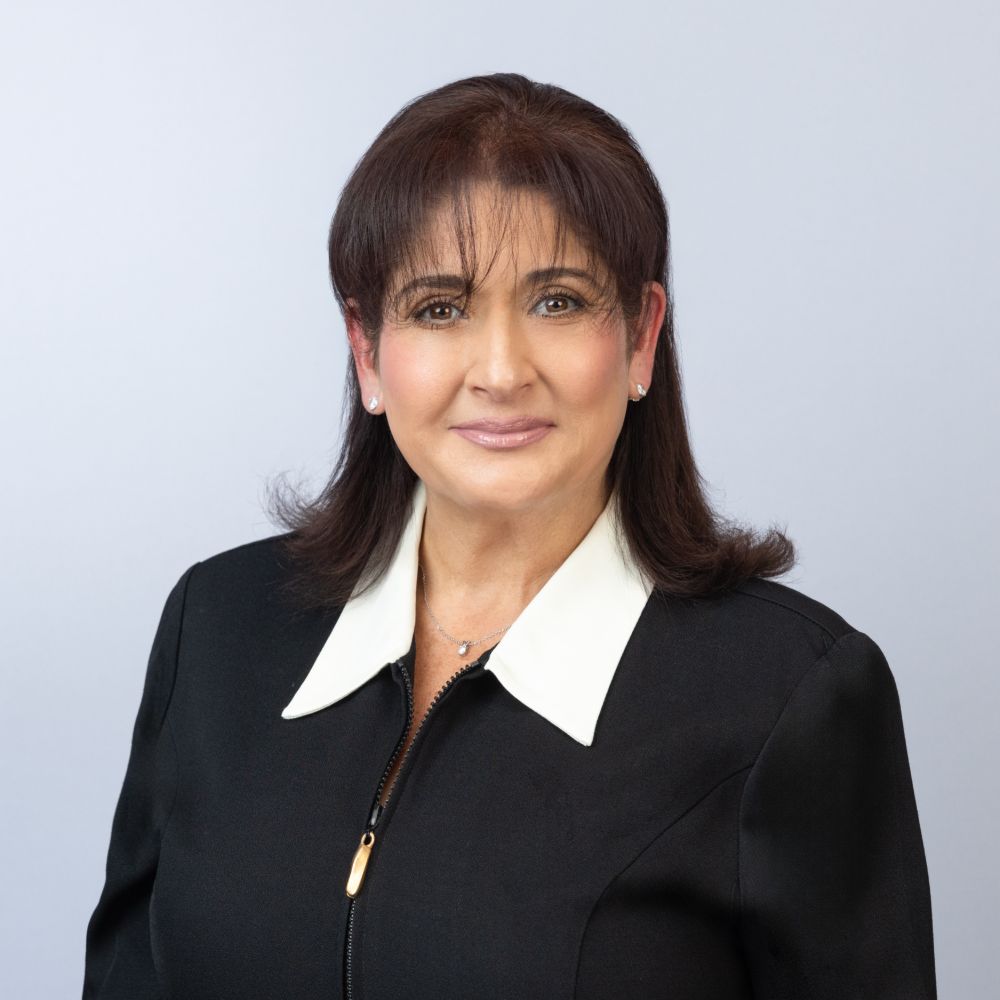 Jennifer Neves headshot